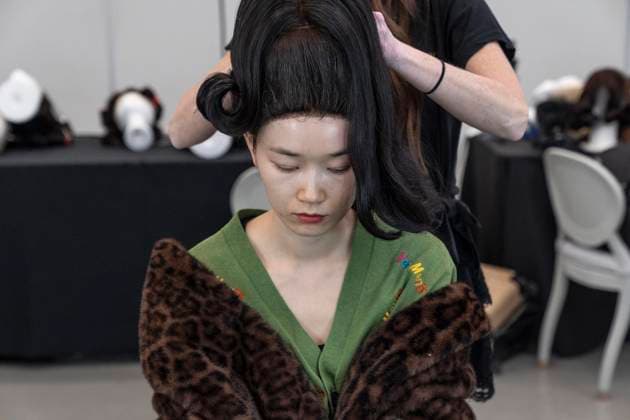 February 7, 2025, New York, New York, USA: Model prepares backstage for Christian Cowan show at New York Fashion Week Fall Winter 2025 at Glasshouse in New York on February 7, 2025. New collection by designer Cowan was inspired and is tribute to Abbie McLaughlin who passed away in 2024. New York USA - ZUMAr339 20250207_znp_r339_171 Copyright: xLevxRadinx