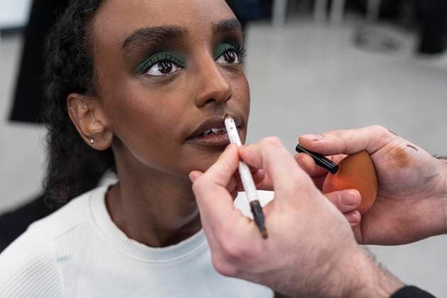 February 7, 2025, New York, New York, USA: Model prepares backstage for Christian Cowan show at New York Fashion Week Fall Winter 2025 at Glasshouse in New York on February 7, 2025. New collection by designer Cowan was inspired and is tribute to Abbie McLaughlin who passed away in 2024. New York USA - ZUMAr339 20250207_znp_r339_180 Copyright: xLevxRadinx