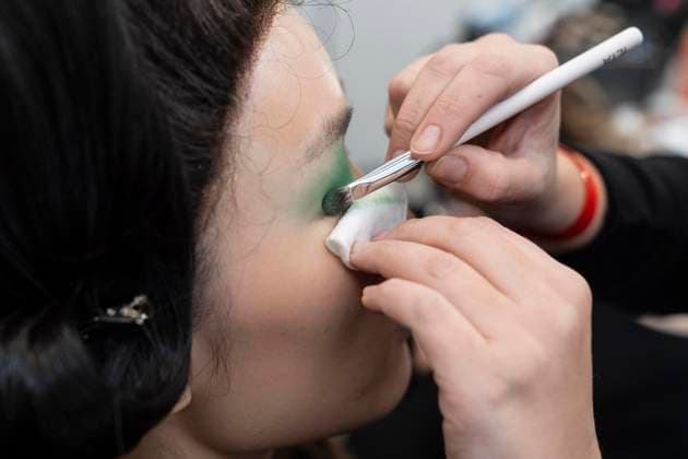 February 7, 2025, New York, New York, USA: Model prepares backstage for Christian Cowan show at New York Fashion Week Fall Winter 2025 at Glasshouse in New York on February 7, 2025. New collection by designer Cowan was inspired and is tribute to Abbie McLaughlin who passed away in 2024. New York USA - ZUMAr339 20250207_znp_r339_181 Copyright: xLevxRadinx