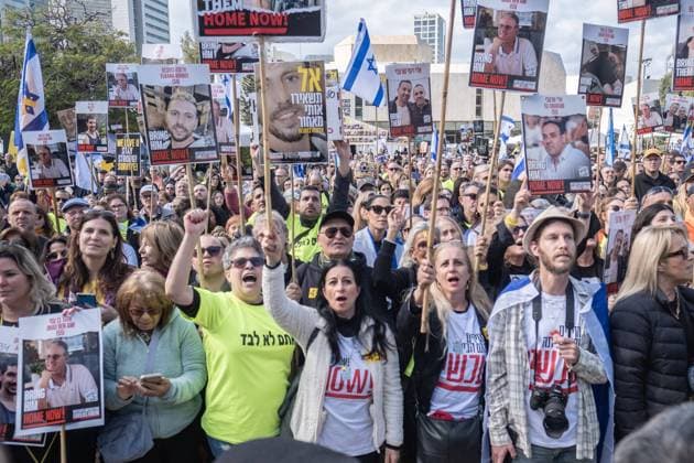 Bilder des Jahres 2025, News 02 Februar News Themen der Woche KW06 February 8, 2025, Tel Aviv, Tel Aviv, Israel: People gather on hostage square in Tel Aviv to watch the arriving of the hostages Or Levy, Eli Sharabi and Ohad Ben Ami from Hamas captivity Tel Aviv Israel - ZUMAs319 20250208_znp_s319_011 Copyright: xGabyxSchuetzex