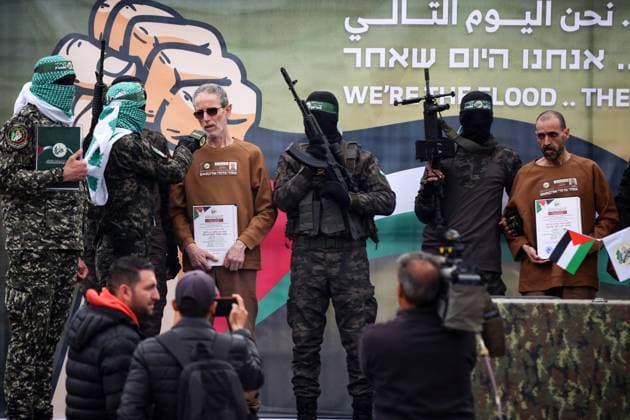 Bilder des Jahres 2025, News 02 Februar News Themen der Woche KW06 News Bilder des Tages Three More Israeli Hostages Released As Part Of Ceasefire Deal Palestinian Hamas fighters escort Israeli hostages before handing them over to a Red Cross team in Deir el-Balah, central Gaza, on February 8, 2025, as part of the fifth hostage-prisoner exchange of a fragile ceasefire. The swap comes after US President Donald Trump proposes clearing out the Gaza Strip of its inhabitants and for the United States to take over the Palestinian territory--a plan that sparks global uproar and is rejected by Hamas. Gaza Palestine  Copyright: xMajdixFathix originalFilename: fathi-notitle250208_np4Oo.jpg