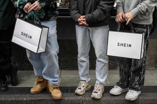February 8, 2025: JoÂ³venes sostienen bolsas de compras de Shein en una calle concurrida. La decisioÂ³n de la Casa Blanca de poner fin a la exencioÂ³n arancelaria para paquetes menores a impactaroÂ¡ a plataformas de comercio electroÂ³nico como Shein y Temu, elevando los precios para los consumidores estadounidenses. - ZUMAla2_ 20250208_zaa_la2_080 Copyright: xYuichixYamazakix