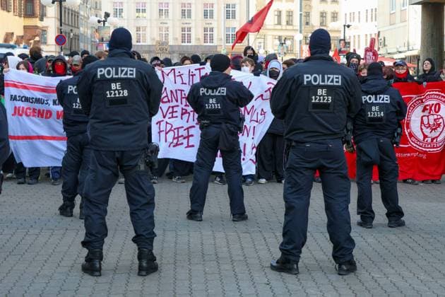 News Themen der Woche KW06 Leipzig - Über 1.000 Menschen demonstrieren gegen AfD: Polizei setzt Pfefferspray ein, Chrupalla auf AfD-Wahlkampftermin 08.02.2025 ab 11.30 Uhr Stadtgebiet Leipzig Während eines Wahlkampftermins des AfD-Bundessprechers Tino Chrupalla in Leipzig gab es mehrere Tumulte und den Einsatz von Pfefferspray durch die Polizei. Nach Angaben einer Polizeisprecherin versammelten sich über 1.000 Menschen rund um den Naschmarkt in der Leipziger Innenstadt, um gegen den AfD-Wahlkampftermin zu demonstrieren. Neben einer zentralen Kundgebung auf dem Naschmarkt vor der Alten Handelsbörse, dem Veranstaltungsort des AfD-Termins, gab es auch weitere Spontankundgebungen rund um das Steigenberger Hotel. Unter anderem wurden mehrere Straßen und Zufahrtswege Copyright: xEHLxMediax 20250208_afd-gegendemo-leipzig_22