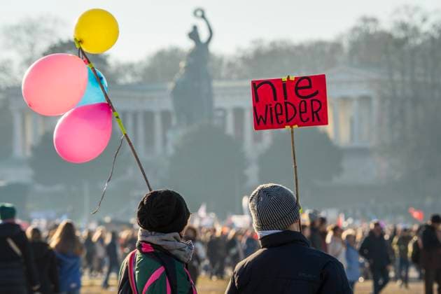 News Themen der Woche KW06 Nie wieder! Schild und bunte Luftballons bei Großdemonstration gegen den Rechtsruck, München ist bunt, Theresienwiese, München, 8. Februar 2025 Deutschland, München, 8. Februar 2025, Nie wieder! Schild und bunte Luftballons bei Großdemonstration gegen den Rechtsruck, mehr als 200.000 Teilnehmer haben sich ab 14 Uhr unter der Bavaria versammelt, Motto: Demokratie braucht Dich!, Veranstalter ist das Bündnis München ist bunt, Demo gegen Rechtsextremismus und für Demokratie, die Veranstalter sprechen von 320.000 Teilnehmern, Samstagnachmittag, Politik, Bayern *** Never again signs and colorful balloons at large demonstration against the shift to the right, Munich is colorful, Theresienwiese, Munich, 8 February 2025 Germany, Munich, 8 Fe