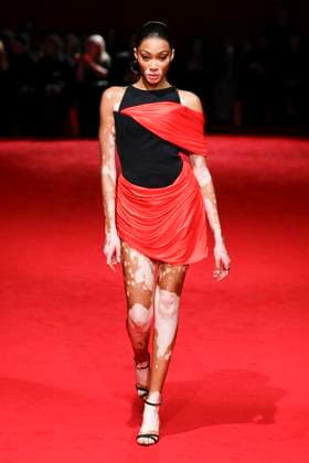 Défilé Christian Siriano automne hiver 2025 pendant la semaine de la mode à New York A model wearing an original creation from the womenswear winter 2025 collections in New York from the house of Christian Siriano on february 6, 2025 Etats Unis  Copyright: xAgencex xBestimagexAgencex xBestimagex
