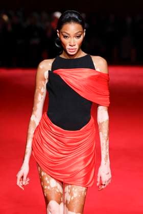 Défilé Christian Siriano automne hiver 2025 pendant la semaine de la mode à New York A model wearing an original creation from the womenswear winter 2025 collections in New York from the house of Christian Siriano on february 6, 2025 Etats Unis  Copyright: xAgencex xBestimagexAgencex xBestimagex