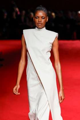 Défilé Christian Siriano automne hiver 2025 pendant la semaine de la mode à New York A model wearing an original creation from the womenswear winter 2025 collections in New York from the house of Christian Siriano on february 6, 2025 Etats Unis  Copyright: xAgencex xBestimagexAgencex xBestimagex