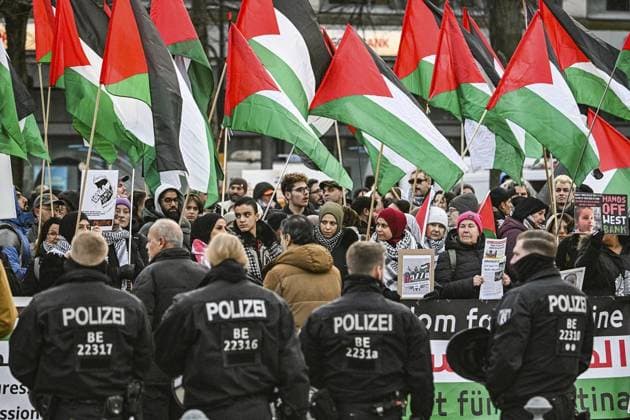 News Themen der Woche KW06 News Bilder des Tages Propalästinensische Demonstration Stoppt die Aggression in West Bank! Keine Waffenlieferungen an Israel ** NUR FÜR REDAKTIONELLE ZWECKE ** EDITORIAL USE ONLY **<p>Protestierende nehmen an der propalästinensische Demonstration Stoppt die Aggression in West Bank! Keine Waffenlieferungen an Israel teil, fotografiert am 08.02.2025 in Berlin. Berlin Berlin Copyright: MaurizioxGambarini *** Pro-Palestinian demonstration Stop the aggression in West Bank No arms deliveries to Israel FOR EDITORIAL PURPOSES ONLY p Protesters take part in the pro-Palestinian demonstration Stop the aggression in West Bank No arms deliveries to Israel, photographed on 08 02 2025 in Berlin Berlin Berlin Copyright MaurizioxGambarini Copyright: MaurizioxGambarini doc7za2p1in3whgle3kay6 ,EDITORIAL USE ONLY