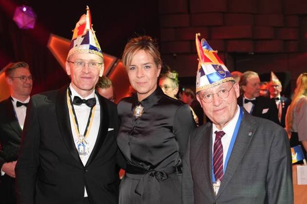 75. Verleihung des Ordens WIDER DEN TIERISCHEN ERNST in Aachen Daniel Guenther gemeinsam mit Mona Neubaur und Gregor Gysi bei der 75. Verleihung des Ordens WIDER DEN TIERISCHEN ERNST , Aachen, 08.02.2025 Aachen NRW Deutschland