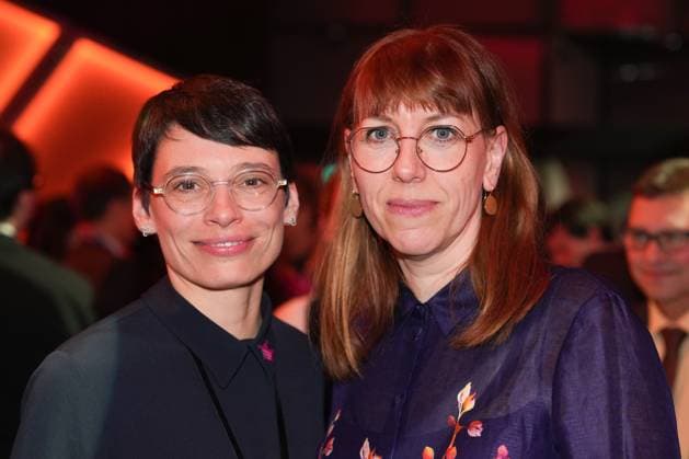75. Verleihung des Ordens WIDER DEN TIERISCHEN ERNST in Aachen NRW Landesministerin Josefine Paul gemeinsam mit Lebensgefaehrtin und Freundin Katja Meier bei der 75. Verleihung des Ordens WIDER DEN TIERISCHEN ERNST , Aachen, 08.02.2025 Aachen NRW Deutschland