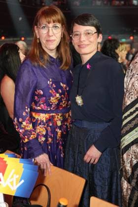 75. Verleihung des Ordens WIDER DEN TIERISCHEN ERNST in Aachen NRW Landesministerin Josefine Paul gemeinsam mit Lebensgefaehrtin und Freundin Katja Meier bei der 75. Verleihung des Ordens WIDER DEN TIERISCHEN ERNST , Aachen, 08.02.2025 Aachen NRW Deutschland