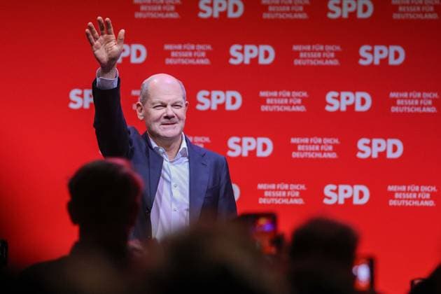 News Themen der Woche KW06 News Bilder des Tages Leipzig - Knapp 1.000 Interessierte: Bundeskanzler Olaf Scholz zum SPD-Wahlkampf in Leipzig 08.02.2025 gegen 16 Uhr Leipzig, Odermannstraße (Westbad) Im Foto: Olaf Scholz, Bundeskanzler Bundeskanzler Olaf Scholz hat am Samstagnachmittag zu knapp 1.000 Menschen in Leipzig gesprochen. Bei einer SPD-Wahlkampfveranstaltung im Westbad warnte Scholz vor einer überhitzten Migrationsdebatte und hob die Bedeutung ausländischer Fachkräfte für die deutsche Wirtschaft hervor. Zugleich betonte er, dass Deutschland auf Zuwanderung angewiesen sei, um Wohlstand und soziale Sicherheit zu erhalten. Scholz forderte Solidarität mit diesen Fachkräften und sprach sich gegen populistische Stimmungsmache aus. Gleichzeitig betonte er die Notwendigkeit, irr Copyright: xEHLxMedia BjörnxStachx 20250208_spd-wahlkampf-leipzig_12
