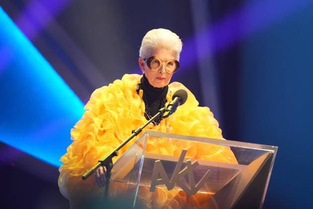 75. Verleihung des Ordens WIDER DEN TIERISCHEN ERNST in Aachen Marie-Agnes Strack-Zimmermann als Iris Apfel bei ihrem Auftritt bei der 75. Verleihung des Ordens WIDER DEN TIERISCHEN ERNST im Aachener Eurogress, Aachen, 08.02.2025 Aachen NRW Deutschland