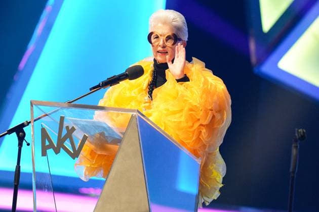 75. Verleihung des Ordens WIDER DEN TIERISCHEN ERNST in Aachen Marie-Agnes Strack-Zimmermann als Iris Apfel mit Gestik bei ihrem Auftritt bei der 75. Verleihung des Ordens WIDER DEN TIERISCHEN ERNST im Aachener Eurogress, Aachen, 08.02.2025 Aachen NRW Deutschland
