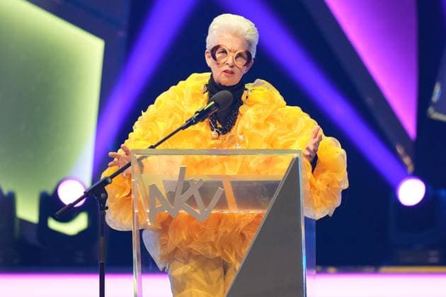 75. Verleihung des Ordens WIDER DEN TIERISCHEN ERNST in Aachen Marie-Agnes Strack-Zimmermann als Iris Apfel mit Gestik bei ihrem Auftritt bei der 75. Verleihung des Ordens WIDER DEN TIERISCHEN ERNST im Aachener Eurogress, Aachen, 08.02.2025 Aachen NRW Deutschland