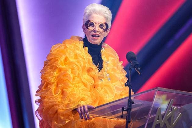 Bilder des Jahres 2025, Entertainment 02 Februar Entertainment Themen der Woche KW06 Entertainment Bilder des Tages 75. Verleihung des Ordens WIDER DEN TIERISCHEN ERNST in Aachen Marie-Agnes Strack-Zimmermann als Iris Apfel bei ihrem Auftritt bei der 75. Verleihung des Ordens WIDER DEN TIERISCHEN ERNST im Aachener Eurogress, Aachen, 08.02.2025 Aachen NRW Deutschland *** 75 Award Ceremony of the Order WIDER DEN TIERISCHEN ERNST in Aachen Marie Agnes Strack Zimmermann as Iris Apfel during her performance at the 75 Award Ceremony of the Order WIDER DEN TIERISCHEN ERNST in the Aachen Eurogress, Aachen, 08 02 2025 Aachen NRW Germany