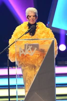 75. Verleihung des Ordens WIDER DEN TIERISCHEN ERNST in Aachen Marie-Agnes Strack-Zimmermann als Iris Apfel bei ihrem Auftritt bei der 75. Verleihung des Ordens WIDER DEN TIERISCHEN ERNST im Aachener Eurogress, Aachen, 08.02.2025 Aachen NRW Deutschland