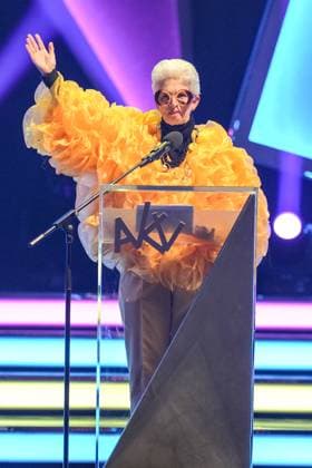 75. Verleihung des Ordens WIDER DEN TIERISCHEN ERNST in Aachen Marie-Agnes Strack-Zimmermann als Iris Apfel mit Gestik bei ihrem Auftritt bei der 75. Verleihung des Ordens WIDER DEN TIERISCHEN ERNST im Aachener Eurogress, Aachen, 08.02.2025 Aachen NRW Deutschland