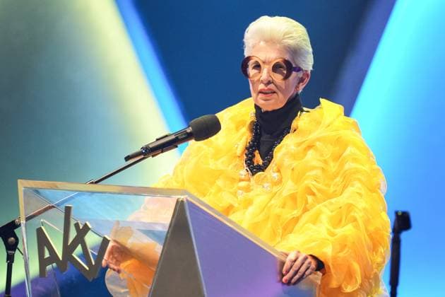 75. Verleihung des Ordens WIDER DEN TIERISCHEN ERNST in Aachen Marie-Agnes Strack-Zimmermann als Iris Apfel bei ihrem Auftritt bei der 75. Verleihung des Ordens WIDER DEN TIERISCHEN ERNST im Aachener Eurogress, Aachen, 08.02.2025 Aachen NRW Deutschland