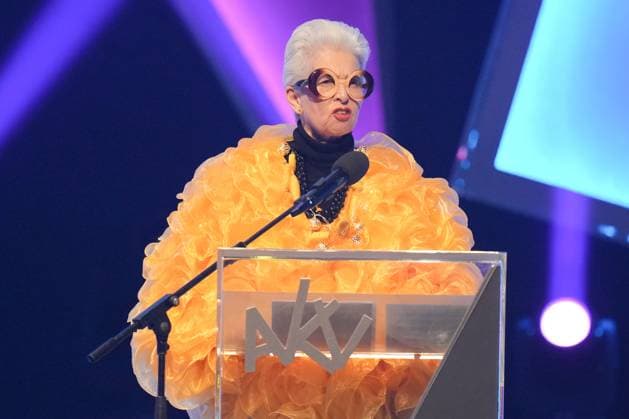 75. Verleihung des Ordens WIDER DEN TIERISCHEN ERNST in Aachen Marie-Agnes Strack-Zimmermann als Iris Apfel bei ihrem Auftritt bei der 75. Verleihung des Ordens WIDER DEN TIERISCHEN ERNST im Aachener Eurogress, Aachen, 08.02.2025 Aachen NRW Deutschland