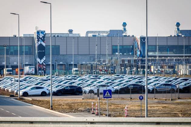 TESLA GIGA Factory Brandenburg DEU Deutschland Brandenburg Gruenheide Freienbrink, 08.02.2025, TESLA Fabrik Gruenheide, GIGA Berlin, Tesla Giga Factory Brandenburg, Blick ueber Parkplaetze und Werksgelaende zur TESLA-Fabrik in Gruenheide. Tesla-Fahrzeuge (Model Y) sind auf dem Werksgelaende vor der Fabrik abgestellt.