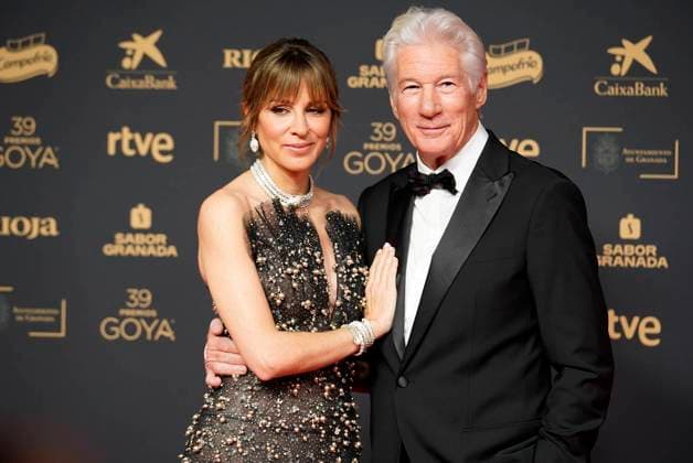 Bilder des Jahres 2025, Entertainment 02 Februar Entertainment Themen der Woche KW06 Red carpet of the Goya Awards 2025 Actor Richard Gere and publicist Alejandra Silva pose on the red carpet of the 39th edition of the Goya Awards, at the Palacio de Exposiciones y Congresos de Granada, on February 8, 2025, in Granada, Andalucía Spain The awards are given annually by the Academy of Motion Picture Arts and Sciences of Spain AACCE with the aim of rewarding the best professionals in each of the various technical and creative specialties of Spanish cinema 08 FEBRUARY 2025 Granada Granada Andalucia Granada Andalucia Espana  Copyright: xArsenioxZuritax 6507750