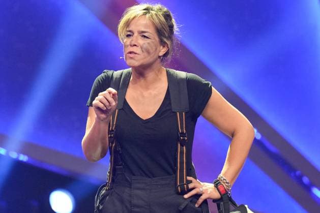75. Verleihung des Ordens WIDER DEN TIERISCHEN ERNST in Aachen NRW Wirtschaftsministerin Mona Neubaur im Portrait bei ihrem Auftritt als Feuerwehrfrau bei der 75. Verleihung des Ordens WIDER DEN TIERISCHEN ERNST im Aachener Eurogress, Aachen, 08.02.2025 Aachen NRW Deutschland
