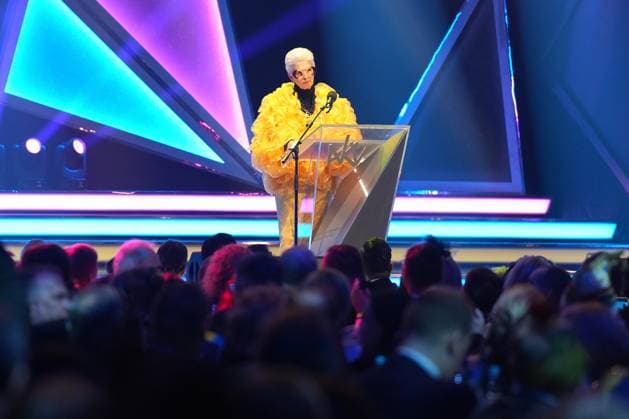75. Verleihung des Ordens WIDER DEN TIERISCHEN ERNST in Aachen Marie-Agnes Strack-Zimmermann als Iris Apfel (Leinwand) bei ihrem Auftritt bei der 75. Verleihung des Ordens WIDER DEN TIERISCHEN ERNST im Aachener Eurogress, Aachen, 08.02.2025 Aachen NRW Deutschland