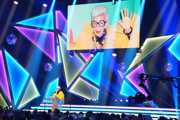 75. Verleihung des Ordens WIDER DEN TIERISCHEN ERNST in Aachen Marie-Agnes Strack-Zimmermann als Iris Apfel (Leinwand) bei ihrem Auftritt bei der 75. Verleihung des Ordens WIDER DEN TIERISCHEN ERNST im Aachener Eurogress, Aachen, 08.02.2025 Aachen NRW Deutschland