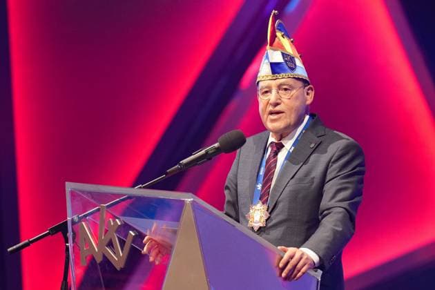 75. Verleihung des Ordens WIDER DEN TIERISCHEN ERNST in Aachen Gregor Gysi im Portrait bei seinem Auftritt und Rede als ehermaliger Ritter bei der 75. Verleihung des Ordens WIDER DEN TIERISCHEN ERNST im Aachener Eurogress, Aachen, 08.02.2025 Aachen NRW Deutschland