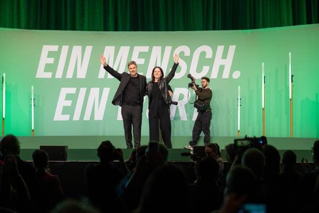 News Themen der Woche KW06 Robert Habeck auf einer Wahlkampftour zur Bundestagswahl Deutschland, Berlin am 08.02.2025: Kanzlerkandidat der Grünen Robert Habeck mit Außenministerin Annalena Baerbock zusammen auf der Bühne auf einer Wahlkampfveranstaltung in Berlin in der Columbiahalle. Motto Slogan der Veranstalltung Ein Mensch. Ein Wort. *** Robert Habeck on a campaign tour for the Bundestag election Germany, Berlin on 08 02 2025 Green Party candidate for chancellor Robert Habeck together with Foreign Minister Annalena Baerbock on stage at an election campaign event in Berlin in the Columbiahalle Slogan of the event One Person One Word