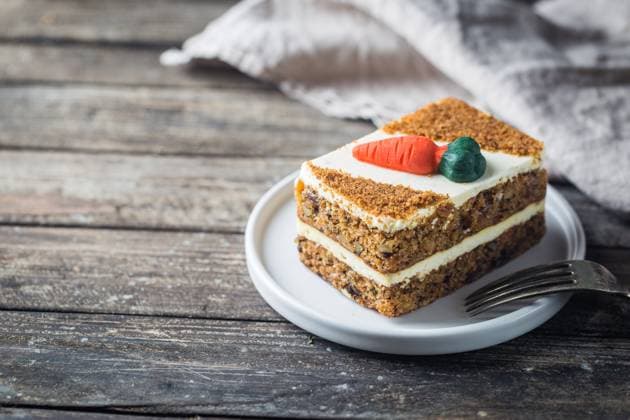 Scheibe Karottenkuchen Slice of carrot cake with cream cheese frosting on wooden table Copyright: xZoonar.com TatianaxGoskovax 22777300