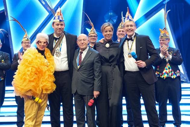 75. Verleihung des Ordens WIDER DEN TIERISCHEN ERNST in Aachen Gruppenbild Marie-Agnes Strack-Zimmermann, Lars Klingbeil, Gregor Gysi,Mona Neubaur und Daniel Guenther jubeln und singen auf der Buehne bei der 75. Verleihung des Ordens WIDER DEN TIERISCHEN ERNST im Aachener Eurogress, Aachen, 08.02.2025 Aachen NRW Deutschland