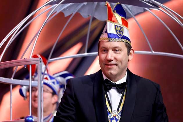 Politiker Lars Klingbeil (SPD) nach seiner Rede im Narrenkäfig als neuer Ritter bei der 75. Verleihung des Ordens Wider den tierischen Ernst durch den Aachener Karnevalsverein (AKV) im Eurogress. Der Aachener Karnevalsverein will damit Persönlichkeiten ehren, die Humor und Menschlichkeit im Amt beweisen. Aachen, 08.02.2025 NRW Deutschland Copyright: xChristophxHardtx