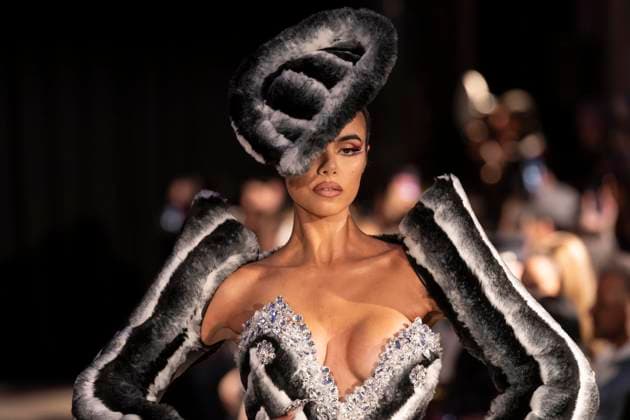 Entertainment Bilder des Tages February 8, 2025, New York, New York, USA: Model walks runway for The Blonds show during New York Fashion Week Fall Winter 2025 at The FiDi Banking Hall in New York on February 8, 2025 New York USA - ZUMAr339 20250208_znp_r339_070 Copyright: xLevxRadinx