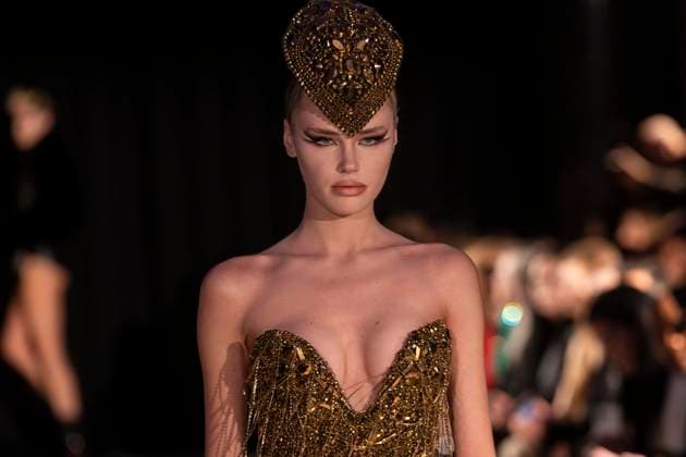 February 8, 2025, New York, New York, USA: Model walks runway for The Blonds show during New York Fashion Week Fall Winter 2025 at The FiDi Banking Hall in New York on February 8, 2025 New York USA - ZUMAr339 20250208_znp_r339_079 Copyright: xLevxRadinx