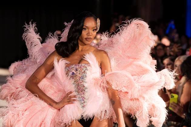February 8, 2025, New York, New York, USA: Model walks runway for The Blonds show during New York Fashion Week Fall Winter 2025 at The FiDi Banking Hall in New York on February 8, 2025 New York USA - ZUMAr339 20250208_znp_r339_117 Copyright: xLevxRadinx