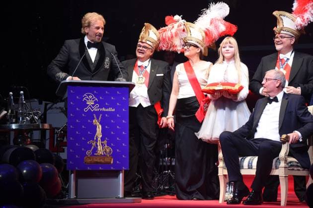 Thomas Gottschalk Moderator Laudator Guenther Grauer Praesident Guenther Jauch Moderator Karl Valentin Orden Preistraeger Narrhalla Praesident mit Gina Erhardt -Wiedl Narrhalla Praesidium Muenchen 08.02.2025 Deutsches Theater Grosser Narrhalla Ball SoirÃ e mit Verleihung des Karl Valentin Orden an Guenther Jauch, Moderator, Journalist Produzent Muenchen