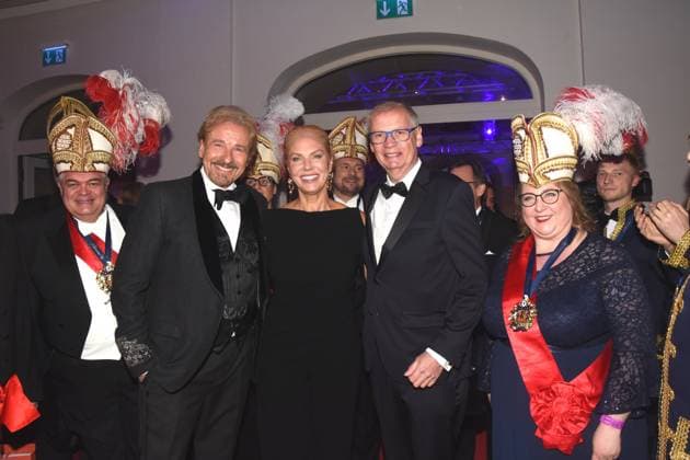 Thomas Karina Gottschalk Moderator Laudator Guenther Jauch Moderator Karl Valentin Orden Preistraeger Narrhalla Praesidium Muenchen 08.02.2025 Deutsches Theater Grosser Narrhalla Ball SoirÃ e mit Verleihung des Karl Valentin Orden an Guenther Jauch, Moderator, Journalist Produzent Muenchen