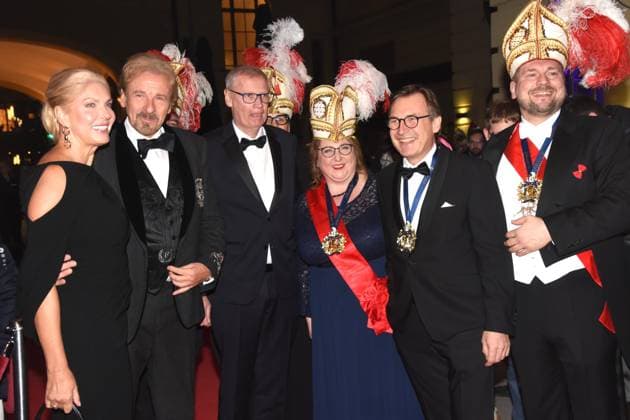 Karina Thomas Gottschalk Moderator Laudator Guenther Jauch Moderator Karl Valentin Orden Preistraeger Thomas Linsmayer Deutsches Theater GF. Narrhalla Praesidium Muenchen 08.02.2025 Deutsches Theater Grosser Narrhalla Ball SoirÃ e mit Verleihung des Karl Valentin Orden an Guenther Jauch, Moderator, Journalist Produzent Muenchen