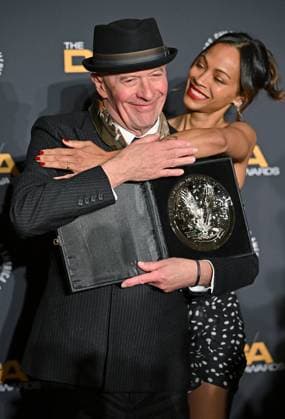 Bilder des Jahres 2025, Entertainment 02 Februar Entertainment Themen der Woche KW06 Director Jacques Audiard (L) wins a DGA Feature Film Medallion for Emilia Pérez and gets a hug from Zoe Saldana as they pose in the press room at the 77th annual Directors Guild of America Awards at the Beverly Hilton Hotel in Beverly Hills, California on Saturday, February 8, 2024.  LAP20250208155 CHRISxCHEW