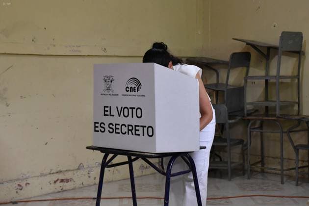 News Themen der Woche KW06 News Bilder des Tages CHONE ELECTIONS 2025 LUISA VOTE Chone Manabi, Sunday, February 08, 2025 Presidential candidate, Luisa Gonzalez, makes her right to vote at the Carlos Pomerio Zambrano Educational Unit in the parish of Canuto Photos ARIEL OCHOA API Portoviejo Manabi Ecuador POL CHONE ELECTIONS2025VOTOLUISA 6bae352030ba797471619c909bf56ade Copyright: xArielxOchoax