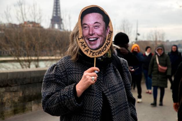 News Bilder des Tages Rally Against The AI Summit - Paris A group protests against AI international summit and against the visit of Elon Musk, in Paris, France, on February 09, 2025, a day before the summit. Paris will host the 2025 AI Action Summit on 10 and 11 February, as France positions itself as a global leader in AI governance against the backdrop of increasing regulatory action in Europe with policymakers, industry giants, and cultural leaders convening in the French capital. Photo by Denis Prezat ABACAPRESS.COM Paris France  Copyright: xPrezatxDenis ABACAx