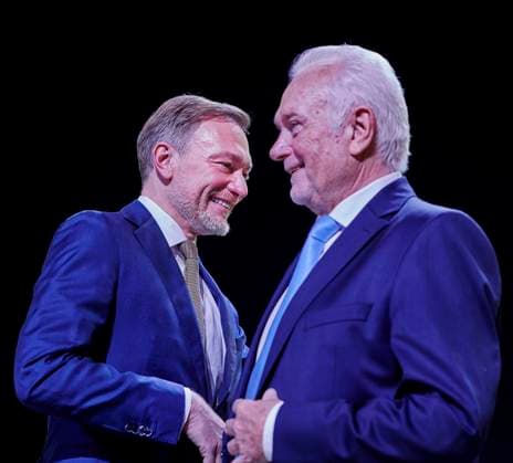 FDP-Sonderparteitag - Lindner + Kubicki EUR, DEU,Deutschland,Potsdam, 09.02.2025: v.l.n.r. Christian Lindner Vorsitzender der FDP und Wolfgang Kubicki Stellvertretender Vorsitzender. Auf dem Bundesparteitag in Babelsberg beschließt die FDP eine Wirtschafts- und Migrationswende. Mit einem Richtungswechsel für Deutschland zieht die FDP in den Bundestagswahlkampf 2025. *** FDP special party conference Lindner Kubicki EUR, DEU,Germany,Potsdam, 09 02 2025 f l n r Christian Lindner Chairman of the FDP and Wolfgang Kubicki Deputy Chairman At the federal party conference in Babelsberg, the FDP decides on an economic and migration turnaround The FDP enters the 2025 federal election campaign with a change of direction for Germany
