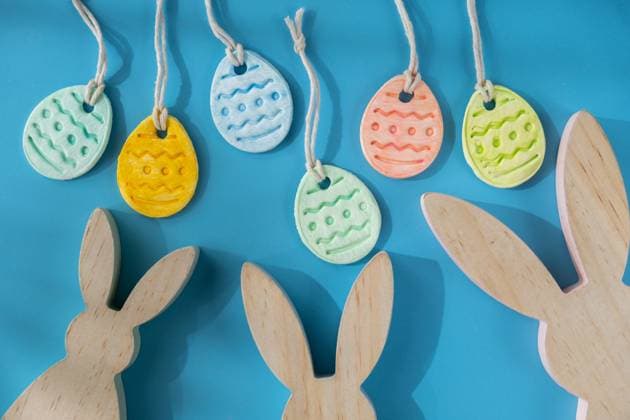 Gruppe von Luft trocknen Ton handgefertigte Weihnachtsdekoration auf beige Hintergrund. Kinder Luft trocknen Ton Aktivität Bastelidee. Vorbereitung für Weihnachten Urlaub Dekoration. Modernes organisches Design minimalistisch plastikfrei nachhaltig Gruppe von Luft trocknen Ton handgefertigte Weihnachtsdekoration auf beige Hintergrund. Kinder Luft trocknen Ton Aktivität Bastelidee. Vorbereitung für Weihnachten Urlaub Dekoration. Modernes organisches Design minimalistisch plastikfrei nachhaltig Copyright: xZoonar.com AnastasiiaxYanishevskax 22778951