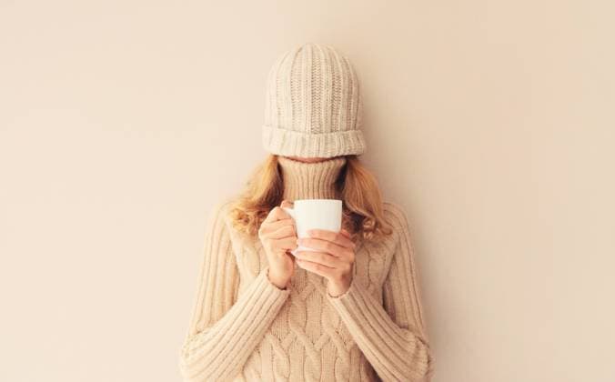 Glückliche lustige junge Frau mit Tasse Kaffee trinken in Wintermütze, Pullover Spaß haben auf Hintergrund Happy funny young woman with cup of coffee drink in winter knitted hat, sweater having fun on beige background ,model released, Symbolfoto Copyright: xZoonar.com VeronikaxKornevax 22787298 ,model released, Symbolfoto ,property released