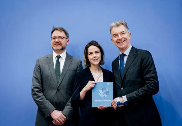 News Themen der Woche KW07 News Bilder des Tages Tobias Bunde, Director of Research & Policy der MSC; Sophie Eisentraut, Head of Research & Publications der MSC und Christoph Heusgen, MSC-Vorsitzender, aufgenommen im Rahmen einer Pressekonferenz zur bevorstehenden Muenchner Sicherheitskonferenz und zum Munich Security Report 2025 in der Bundespressekonferenz in Berlin, 10.02.2025. Berlin Deutschland *** Tobias Bunde, Director of Research Policy at MSC Sophie Eisentraut, Head of Research Publications at MSC and Christoph Heusgen, MSC Chairman, at a press conference on the upcoming Munich Security Conference and the Munich Security Report 2025 at the Federal Press Conference in Berlin, 10 02 2025 Berlin Germany Copyright: xFelixxZahnx