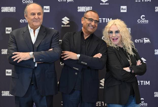 February 10, 2025, Sanremo, ITALY: Sanremo Festival host and artistic director Carlo Conti (C) and co-hosts and Italian presenters Antonella Clerici (R) and Gerry Scotti (L) pose during a photocall on the occasion of the 75th Sanremo Italian Song Festival, in Sanremo, Italy, 10 February 2025. The music festival will run from 11 to 15 February 2025. ANSA ETTORE FERRARI Sanremo ITALY  - ZUMAa110 20250210_zaf_a110_057 Copyright: xEttorexFerrarix