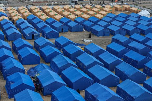 Bilder des Jahres 2025, News 02 Februar News Themen der Woche KW07 News Bilder des Tages Displaced Palestinian families take refuge in tents installed near their damaged homes in Gaza city Displaced Palestinian families take refuge in tents installed near their damaged homes in Gaza city on February 10, 2025 during a truce in the war between Israel and Hamas. In hunger-stricken makeshift shelters set up in former schools, bombed-out houses and cemeteries across the Gaza Strip, devastated by 15 months of war between Hamas and Israel, hundreds of thousands lack even plastic sheeting to protect from winter rains and biting winds, aid workers say. Photo by Omar Ashtawy apaimages Gaza city Gaza Strip Palestinian Territory 100225_Gaza_OSH_00(16) Copyright: xapaimagesxOmarxAshtawyx xapaimagesx