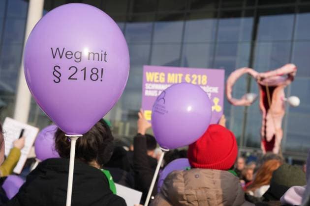 News Themen der Woche KW07 News Bilder des Tages Eil-Appell von 50 zivilgesellschaftlichen Organisationen zur Neuregelung Paragraphen 218 Demonstration und Eil Apell von 50 zivilgesellschaftlichen Organisationen mit Schildern und eines nachgebildeten Uterus zur Neuregelung von Schwangerschaftsabbruechen und des Pragraphen 218, Berlin, 10.02.2025 Berlin Berlin Deutschland *** Urgent appeal by 50 civil society organizations for the revision of paragraph 218 Demonstration and urgent appeal by 50 civil society organizations with signs and a replica uterus for the revision of abortion and paragraph 218, Berlin, 10 02 2025 Berlin Berlin Germany